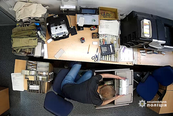 У Києві працівник банку виніс з установи 0 тис.