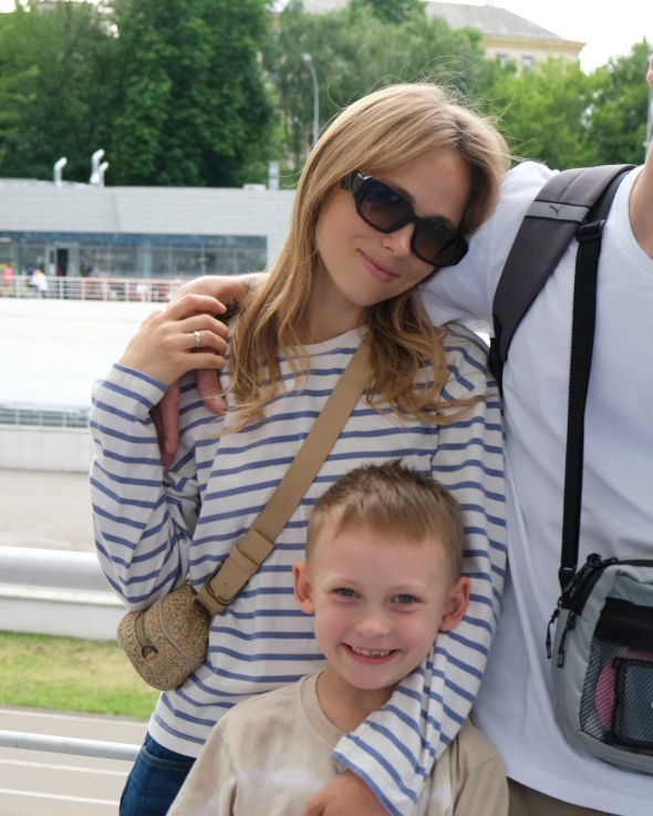 Українська акторка Анна Кошмал показала фото з чоловіком та сином