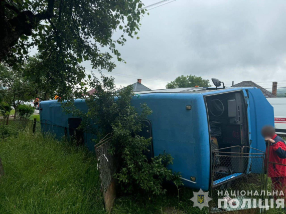 В Закарпатье во время перевозки пассажиров перевернулся рейсовый автобус