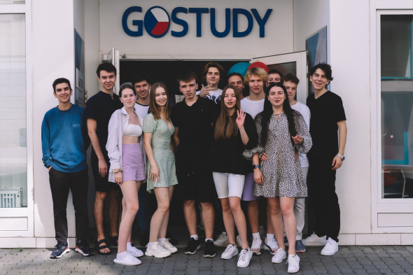 Студенти Go Study біля навчального корпусу мовної школи