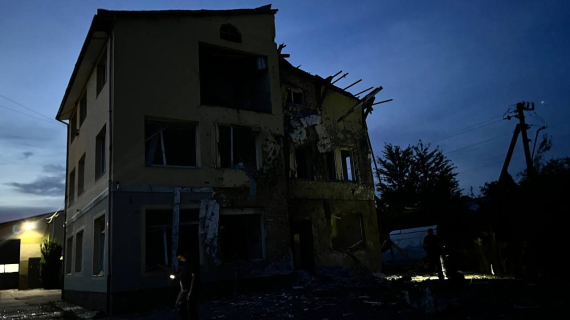 Біля Львова внаслідок російської атаки пошкоджені багатоповерхівка та офісне приміщення