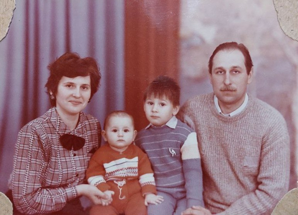 Владимир Мукан с родителями и сестрой Наталией