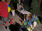 В Киеве неизвестная женщина надругалась над могилами украинских военных