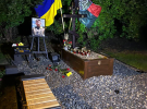 В Киеве неизвестная женщина надругалась над могилами украинских военных