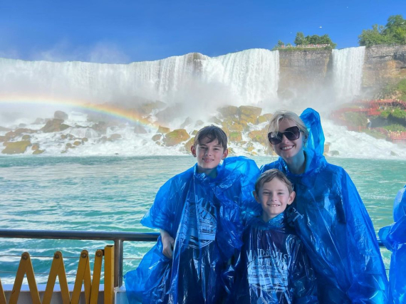 Ірина Федишин з родиною показалась біля Ніагарського водоспаду