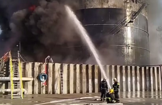 В Ростовской области РФ трое суток тушили пожар на месте ударов беспилотников