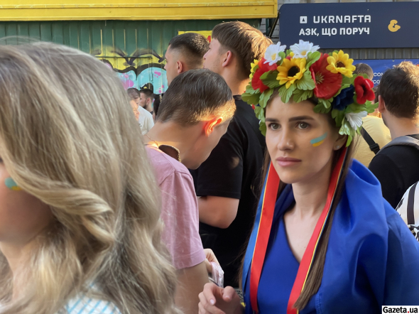 Поддержать украинскую сборную киевляне пришли в национальной одежде и футбольной форме