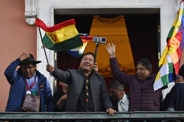 Президент Боливии Луис Арсе с флагом Боливии на балконе правительственного дворца