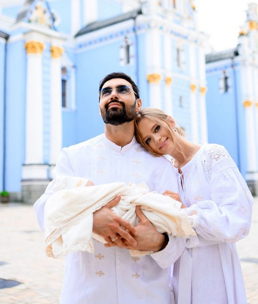 Дружина Козловського показала, як їхній первісток навчається плавати у басейні