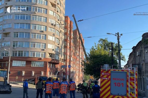 Российские захватчики ударили ракетой по жилому дому в Днепре