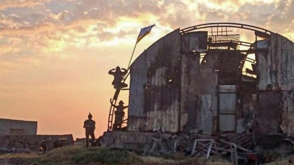 После освобождения острова - воины подняли над ним флаг Украины
