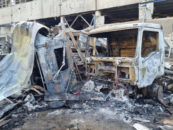Рятувальники показали наслідки атаки РФ по терміналу "Нової пошти" в Харкові
