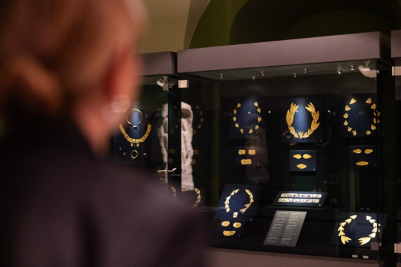 В Сокровищнице Национального музея истории Украины открыли выставку уникальных экспонатов, известных как "скифское золото"