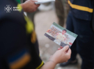 Во время разбора завалов спасатели Государственной службы по чрезвычайным ситуациям нашли фотографии семьи мальчика