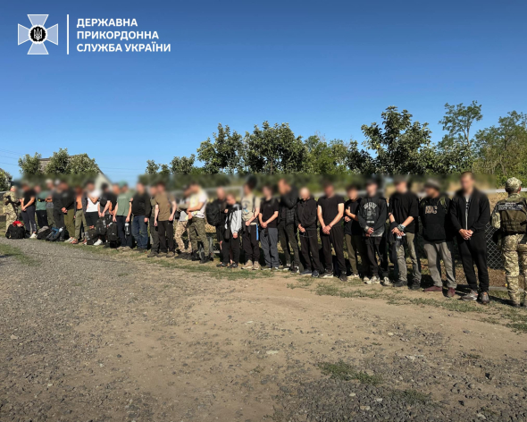 До місця збору особи добиралися на потязі, таксі, декого підвозили жінки