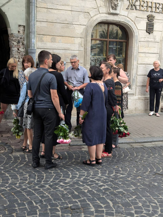 Во Львове возле Гарнизонного храма святых апостолов Петра и Павла начинают собираться люди, чтобы попрощаться с Ириной Фарион