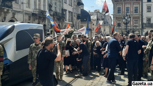 Во Львове в связи с траурной процессией по маршруту колонны через ул. Пекарскую к Лычаковскому кладбищу перекрыли улицы