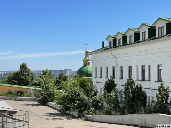 После расторжения договора аренды с РПЦвУ Минкульт распорядился образовать рабочие группы по инвентаризации имущества. Они обнаружили многочисленные нарушения, в том числе незаконные новостройки, повреждение исторических зданий