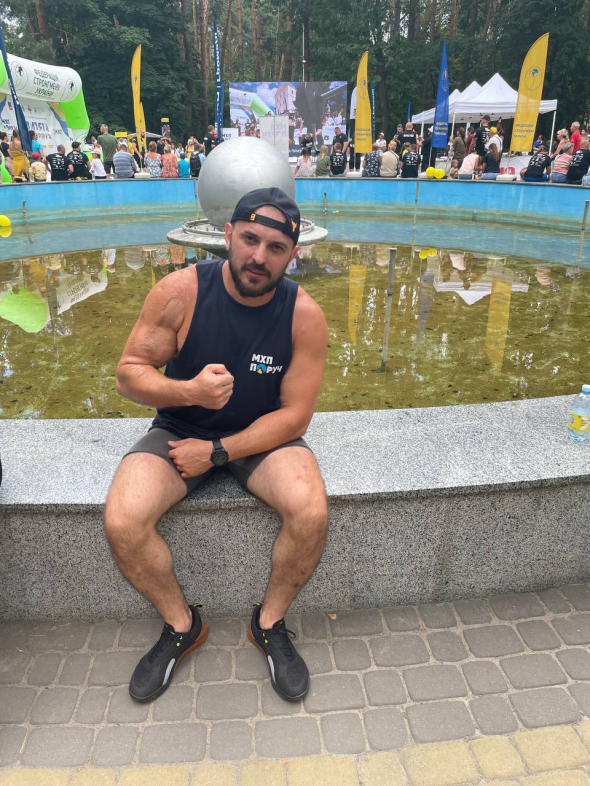 Максим Дмитраш праздновал победу в аэробайке и гребле на тренажерах, в жиме лежа и рывке гире занял третье место