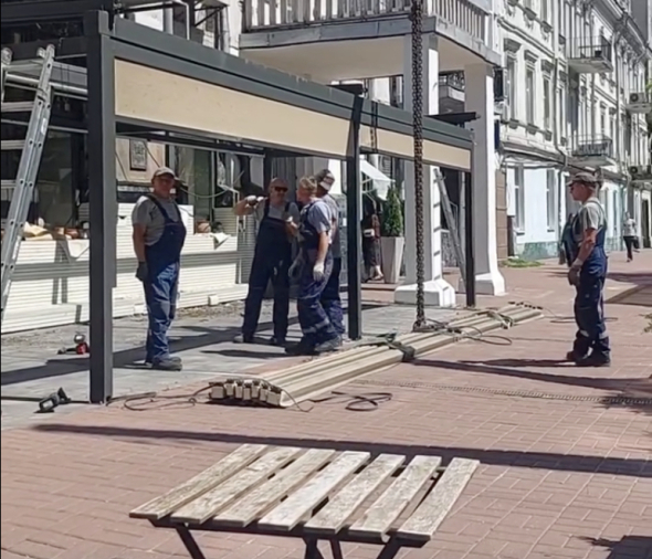 Комунальники приїхали демонтувати літній майданчик ресторану "Глек"
