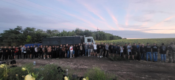 В Одеській області прикордонники спільно з правоохоронцями затримали 48 чоловіків призовного віку, які на вантажівці "КАМАЗ" намагалися незаконно виїхати до Молдови