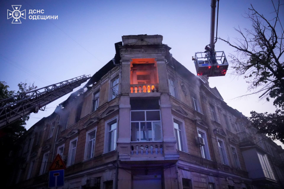 В центрі Одеси під час ракетного удару спалахнув будинок