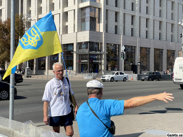 На улицы украинцы вышли с национальными флагами