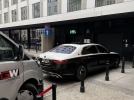 Maybach припаркований біля готелю у Варшаві