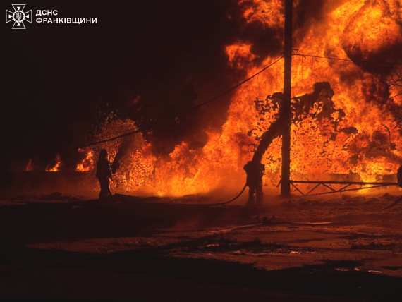 Рятувальники ліквідували пожежу на промисловому підприємстві в Івано-Франківській області, яка виникла внаслідок російської атаки