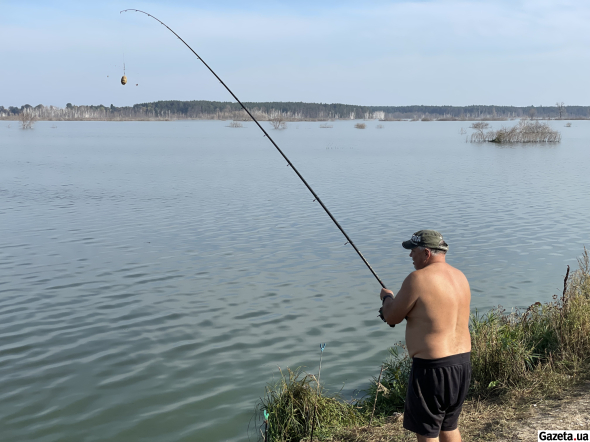 У полях біля Демидова, які залила вода, нині водяться карасі. Сюди їдуть рибалки ледь не з усієї області