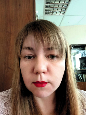 Олеся ПОНОМАРЕНКО, 45 років, літературознавиця. Народилася 13 грудня 1978-го. Киянка, хоч дитинство минуло у Вінниці. ”Батьки й бабуся з дідусем, доцентом, викладачем української літератури у Вінницькому педагогічному інституті імені Михайла Коцюбинського, жили у Вінниці. Виховували мене в дусі українського патріотизму. Тому в першому й другому класах у російську школу №32 біля дому у Вінниці я не ходила, а діставалася тролейбусом в українську школу №8. Уже в Києві, їздила в українську школу, тоді як російська 114-та була у дворі”. Закінчила українське відділення філологічного факультету Київського національного університету імені Тараса Шевченка й аспірантуру Інституту літератури імені Тараса Шевченка Національної академії наук України. 2006 року видала монографію за темою дисертації ”Міфосвіт поезії Б.-І. Антонича та естетичні традиції Т. Шевченка”. 2007-го захистила кандидатську дисертацію. Має наукові публікації за темою дисертації в освітянських та науково-популярних журналах, у збірниках, присвячених ювілеям Будинку-музею Тараса Шевченка в Києві та написання ”Слова о полку Ігоревім”. Авторка статей до академічного видання творів Тараса Шевченка у 12 томах, низки публікацій у газетах ”Освіта”, ”Літературна Україна”, ”Слово Просвіти”, ”Шлях Перемоги”. Досліджує українську літературу ХІХ–ХХ століть. Працює на посаді старшого наукового співробітника Національного музею Тараса Шевченка в Києві. Цікавиться українським образотворчим мистецтвом ХІХ–ХХІ століть – як академічним, так і наївним. ”Люблю народно-декоративне мистецтво, давній фольклор, сакральні та світські живопис і графіку, мозаїки, панно соломою”. Живе в Києві