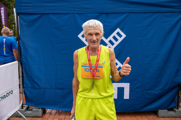 Самый старший участник забега 72-летний Яков Карпенко