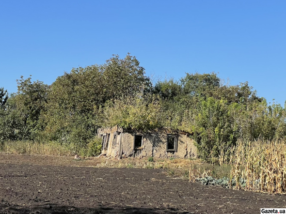 У селі проживає близько 350 людей. Деякі будинки - покинуті