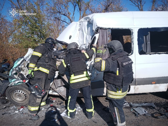 В Покровську сталось ДТП за участі маршрутки і фури: одна людина загинула, десять поранено