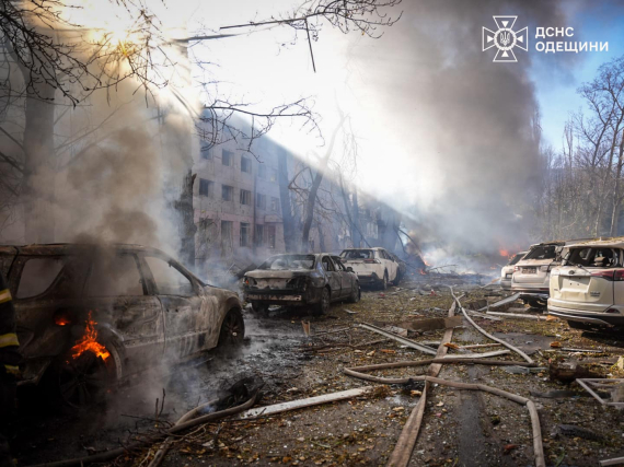 На житловий район Одеси впала ракета