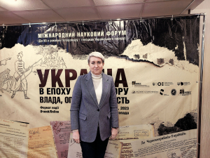 Наталя РОМАНЕЦЬ, 54 роки, історикиня. Народилася 29 грудня 1969-го в місті Кривий Ріг на Дніпропетровщині. Батько – інженер-будівельник, мати працювала машиністкою холодильно-аміачних установок на продуктовій базі. Закінчила Дніпропетровський державний університет – нині Дніпровський національний університет імені Олеся Гончара. Викладала на Криворізькому факультеті Національної металургійної академії України. Докторка історичних наук, доцентка, провідна наукова співробітниця відділу дослідження Голодомору та штучних масових голодів Національного музею Голодомору-геноциду, професорка кафедри історії Криворізького державного педагогічного університету. Авторка понад 120 наукових праць, серед яких дві індивідуальні монографії, п’ять колективних монографій, укладач чотирьох збірок документів. Брала участь у підготовці Національної книги пам’яті жертв Голодомору по Дніпропетровській області й серії книжок ”Реабілітовані історією”. Неодноразово перечитала твори Еріха Марії Ремарка. Нині через проблеми із зором слухає аудіокниги, віддає перевагу українській літературі – Іванові Нечую-Левицькому, Іванові Багряному. Незаміжня. Живе у Кривому Розі