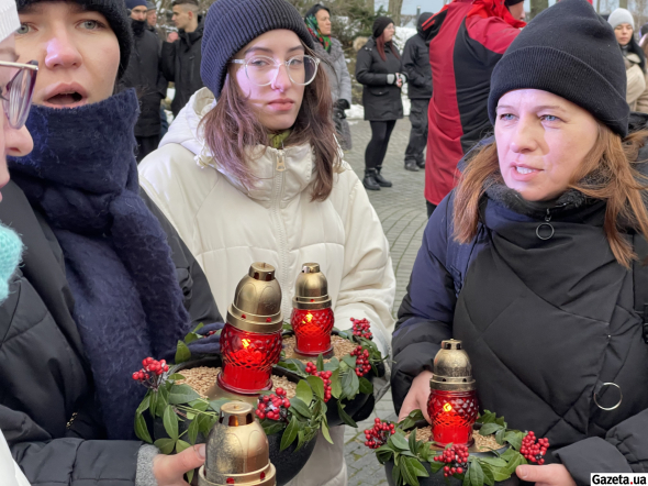 Сотни украинцев собрались возле Мемориала жертв Голодомора на памятное мероприятие