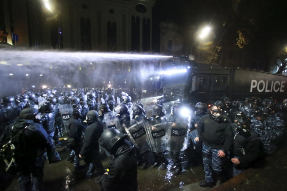 Поліція у Тбілісі застосовує водомети проти мітингарів