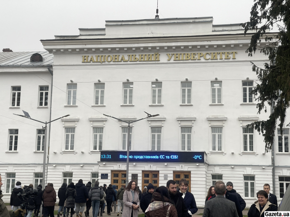 Представники Європейського Союзу побували на Полтавщині, де ознайомилися з результатами програм та проектів ЄС, спрямованих на допомогу освіті та молоді. Зокрема, побачили, як за допомоги ЄС були модернізовані освітні заклади та спортивно-реабілітаційний комплекс. Ознайомилися з ходом будівництва сучасного стадіону