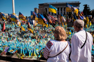 Люди вшановують полеглих українських військових прапорцями на Майдані Незалежності в Києві 24 серпня