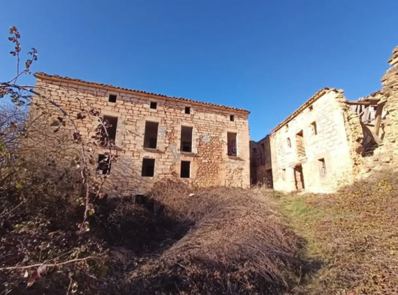 Подружжя купує ціле село-привид Bárcena de Bureba дешевше, ніж середня ціна будинків у Великій Британії, але тут є заковика 