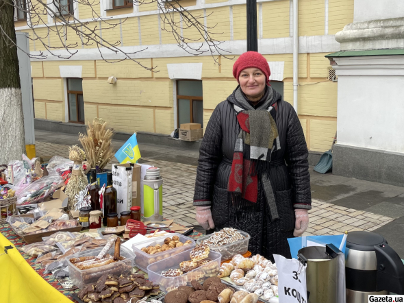 Тетяна Лопушанська продає випічку й сувеніри за додати для військових