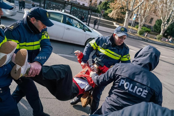 У Грузії почалися перші затримання протестувальників після інавгурації Кавелашвілі