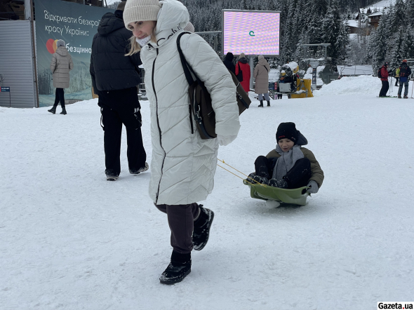 Буковель расположен в Карпатах, недалеко от поселка Поляница, на высоте около 920 метров над уровнем моря.