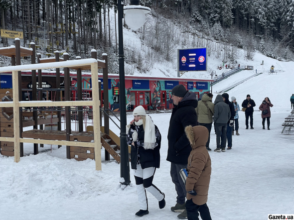 Современные подъемники и ухоженные трассы Буковеля обеспечивают комфортный отдых для любителей зимних видов спорта.