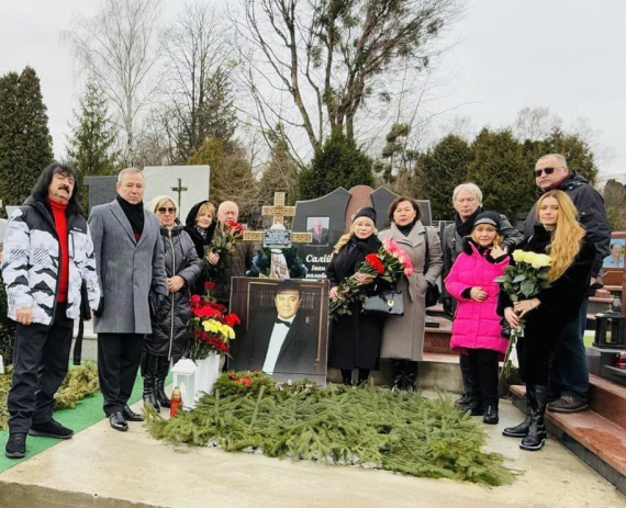 Світлана Білоножко на могилі покійного чоловіка 