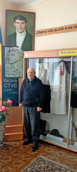 Дмитро Омелянчук, завідувач музею Василя Стуса в селі Рахнівка на Вінниччині, розповідає про збір експонатів. Позаду – одяг та взуття матері поета Їлини Яківни