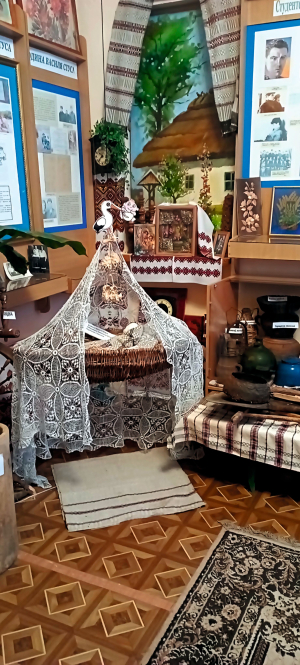 Колиску малого Василя Стуса представлено в експозиції музею в селі Рахнівка на Вінниччині. Її виготовив з лози сільський майстер Наралко Іванушенко