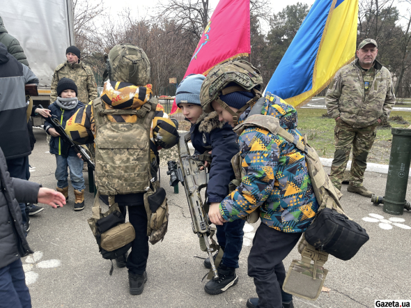 Діти приміряють військову амуніцію