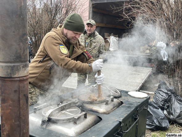 Військовий кухар "Барі" пригощає всіх охочих солдатською кашею